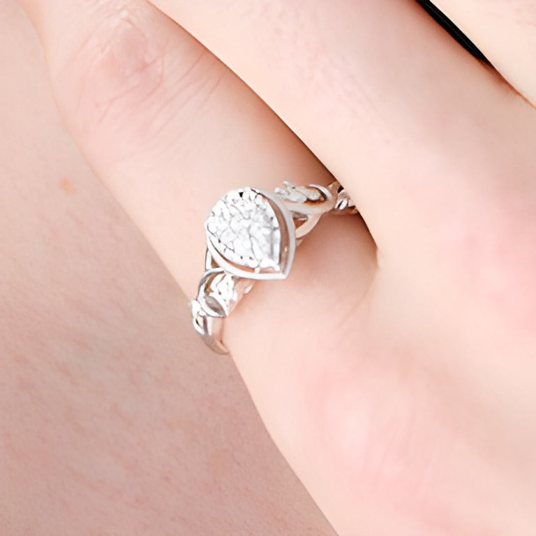 Freundschaftsring für Damen mit Diamant und Saphir, 0.2 ct. Gesamtgewicht, tropfenförmiger Rahmen, rhodiniertes Sterlingsilber 925