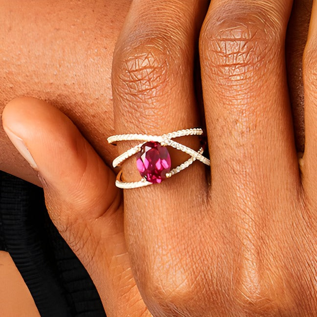 Fashion-Ring mit ovalem Labor-Rubin und weißem Labor-Saphir in 10K Gelbgold