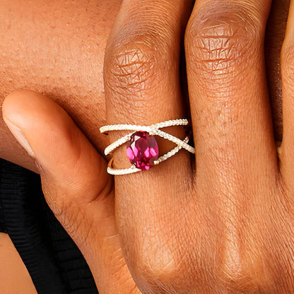 Fashion-Ring mit ovalem Labor-Rubin und weißem Labor-Saphir in 10K Gelbgold