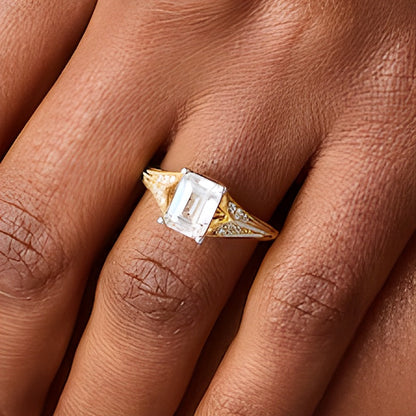 2,17 ct. Gesamtgewicht Solitär mit seitlichem Besatz im Vintage-Stil mit Labordiamant im Smaragdschliff in 14K Gelbgold (F/VS2)