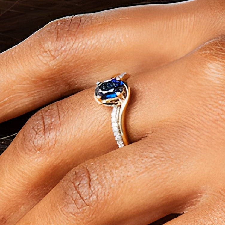 Solitär mit seitlichem Besatz mit ovalem blauem Labor-Saphir und 0.1 ct. Gesamtgewicht Diamant in 10K Gelbgold