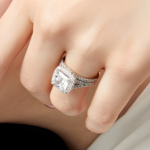 5.25 CT. TW Braut-Set mit Labordiamanten im Princess- und Rundschliff, Halo, geteilter Ringschiene in 14K Weißgold (I/SI2)