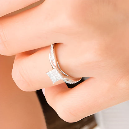 0.5 CT. Gesamtgewicht Verlobungsring mit Diamanten im Princess- und Rundschliff und gedrehter Schiene in 14K Weißgold