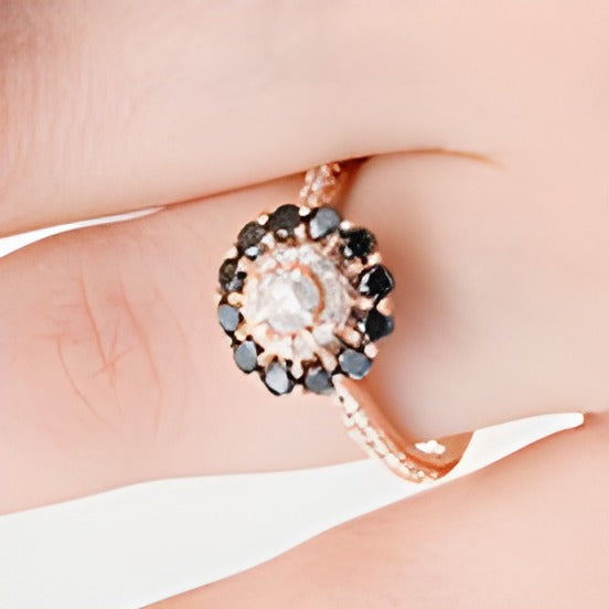 1.0 CT. Gesamtgewicht behandelter schwarzer und weißer Diamant Verlobungsring mit doppeltem Halo in 10K Roségold - Größe 7