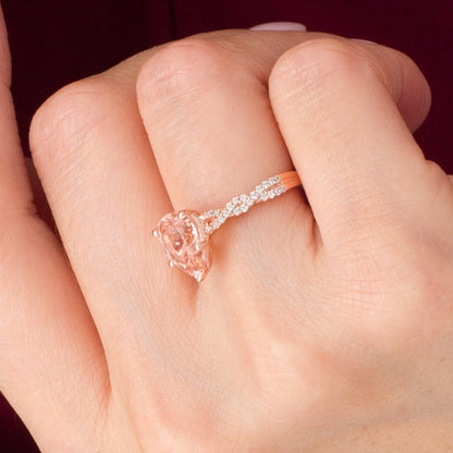 Verlobungsring mit tropfenförmigem Morganit und 0,2 ct. Gesamtgewicht Diamanten und gedrehter Ringschiene in 10K Roségold