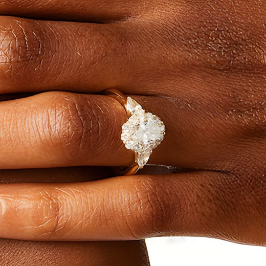 1.75 CT. Gesamtgewicht Verlobungsring mit ovalem Diamant, Halo und Blattseiten aus 14K Gelbgold