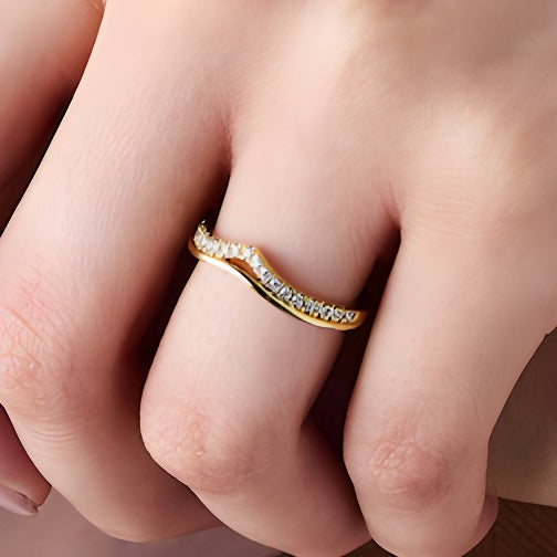 0.17 ct. Gesamtgewicht Memoire-Ring mit Labordiamanten im Chevron-Design in 14K Gelbgold (F/VS2)
