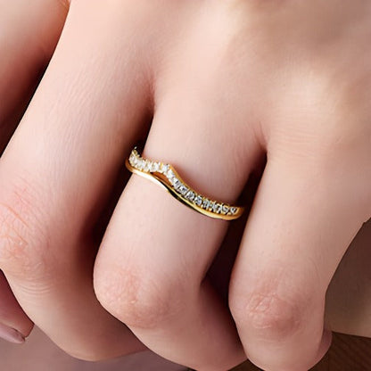 0.17 ct. Gesamtgewicht Memoire-Ring mit Labordiamanten im Chevron-Design in 14K Gelbgold (F/VS2)