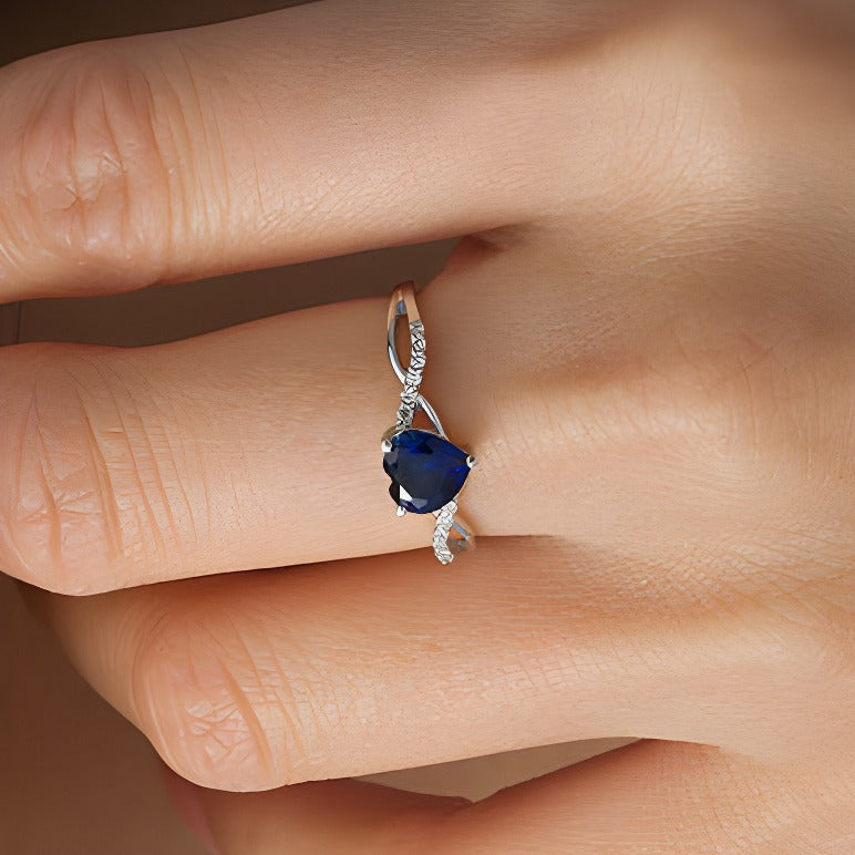 Ring mit herzförmigem, im Labor gezüchtetem blauem Saphir 6,0 mm und Diamanten 0,05 ct. Gesamtgewicht in 10K Weißgold