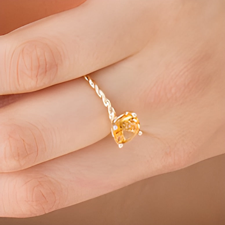 8,0mm Citrin Solitär Ring mit gedrehter Ringschiene in 10K Gelbgold
