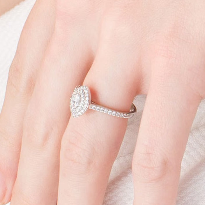 0,5 ct. Gesamtgewicht Verlobungsring mit Diamanten im Marquise-Schliff und doppeltem Halo aus 10K Weißgold