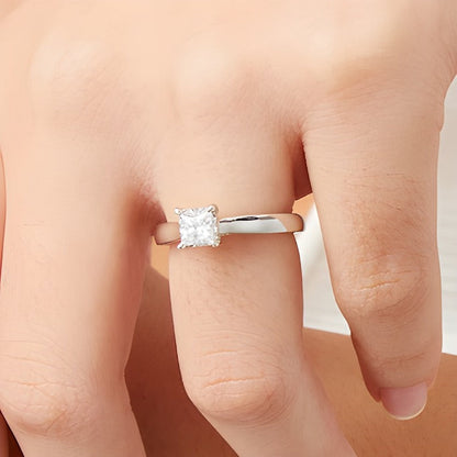 1.0 CT. Gesamtgewicht Solitär-Verlobungsring mit Diamanten im Princess- und Rundschliff in 14K Weißgold (I/I2)