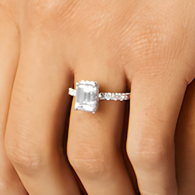 3.88 CT. Gesamtgewicht Solitär mit seitlichem Besatz Verlobungsring mit Labordiamanten im Smaragdschliff in 14K Weißgold (I/SI2)