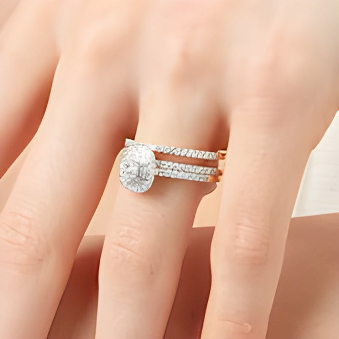 Brautset mit Diamanten 1.0 ct. Gesamtgewicht, rund, mehrreihig mit doppeltem Rahmen, in 10K Gelbgold