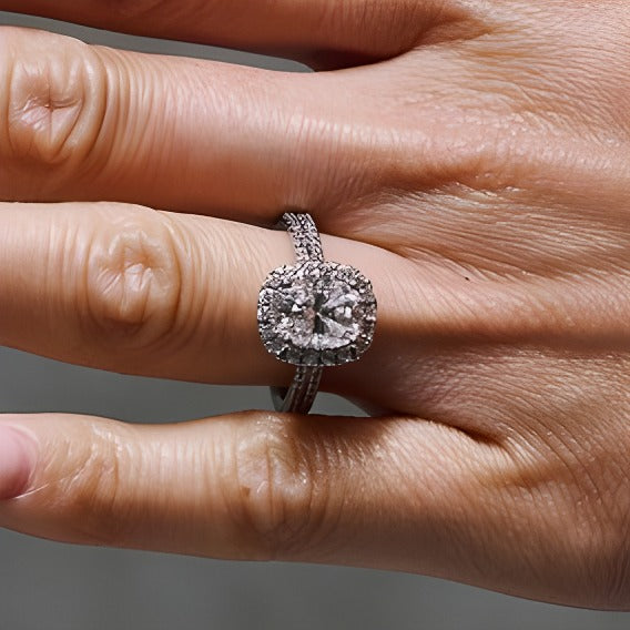 2.63 ct. Gesamtgewicht Halo-Ring mit Labordiamanten im Kissenschliff und rund in 14K Weißgold (F/VS2)