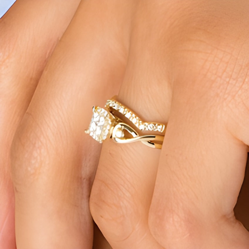0.33 ct. Gesamtgewicht Diamant Brautset mit kissenförmigem Halo und gedrehter Ringschiene in 10K Gelbgold