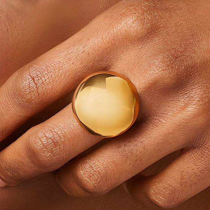 Zales x SOKO Obiti Medaillon-Ring aus Messing mit 24K Goldauflage