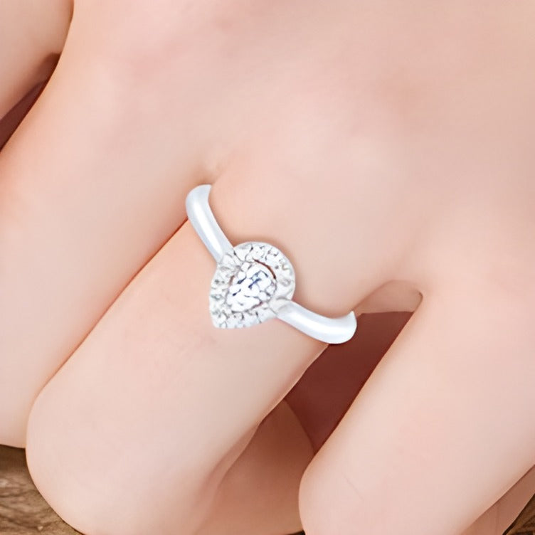 0.25 ct. Gesamtgewicht Freundschaftsring mit tropfenförmigem Diamant in 10K Weißgold