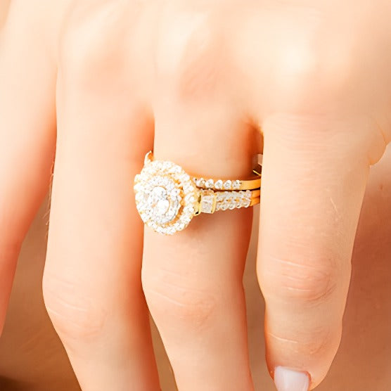 1.0 CT. Gesamtgewicht Braut-Set mit ovalem Diamanten in Doppelreihe aus 10K Gelbgold