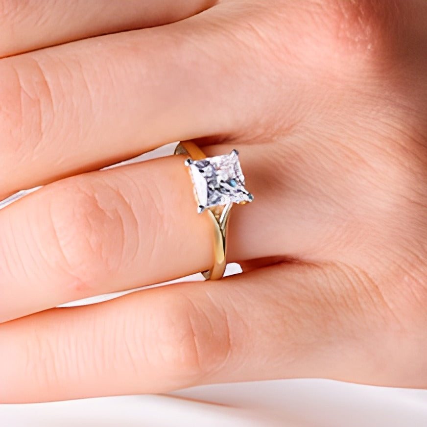 2.0 ct. Gesamtgewicht Solitär-Verlobungsring mit Labordiamant im Princess-Schliff und Split-Shank in 14K Gelbgold (F/VS2)