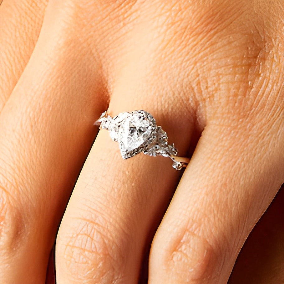 1.0 CT. Gesamtgewicht Halo-Verlobungsring mit tropfenförmigem Diamant in 14K Weißgold
