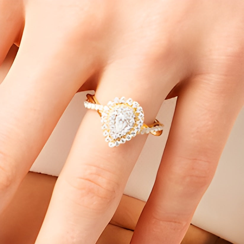 0.75 CT. Gesamtgewicht Verlobungsring mit tropfenförmigem Diamant und doppeltem Halo sowie gedrehter Ringschiene in 10K Gelbgold