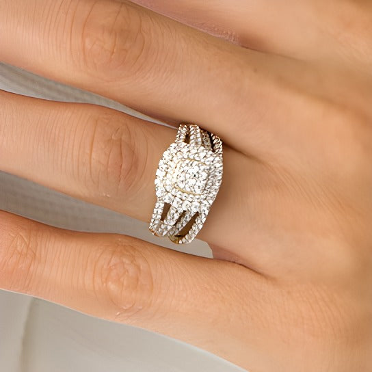Braut-Set mit Diamanten im Kissenschliff und rund, 1.13 ct. Gesamtgewicht, mehrreihig mit geteilten Krappen, in 10K Gelbgold