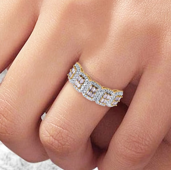 0.63 ct. Gesamtgewicht Fashion-Ring mit Champagner- und weißen Diamanten im Baguette- und Rundschliff in 10K Gelbgold