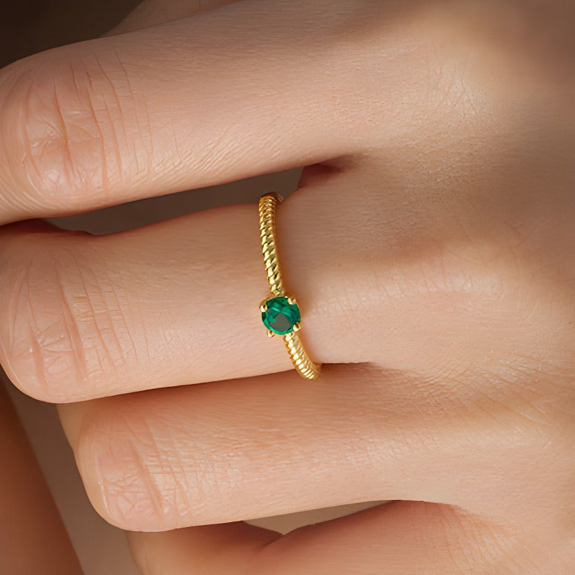Freundschaftsring für Damen mit 4,0mm Labor-Smaragd Solitär und Kordel-Ringschiene in 10K Gelbgold