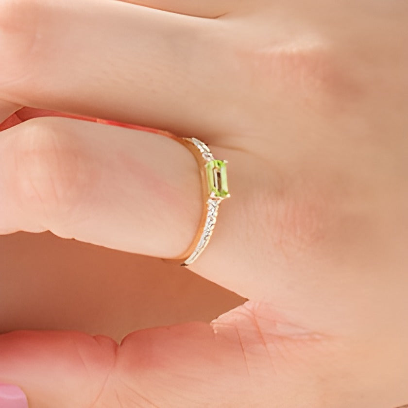 Fashion-Ring mit Baguette-Peridot und 0,1 ct. Gesamtgewicht Diamanten in 10K Gelbgold