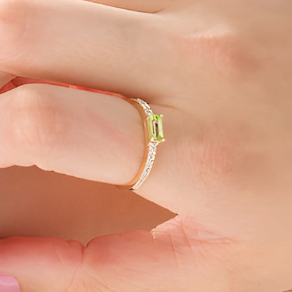 Fashion-Ring mit Baguette-Peridot und 0,1 ct. Gesamtgewicht Diamanten in 10K Gelbgold