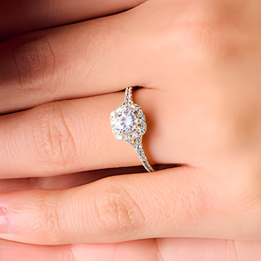 1.0 ct. Gesamtgewicht Labordiamant-Verlobungsring mit Halo, Kissenschliff und geteiltem Ring in 14K Gelbgold (F/SI2)