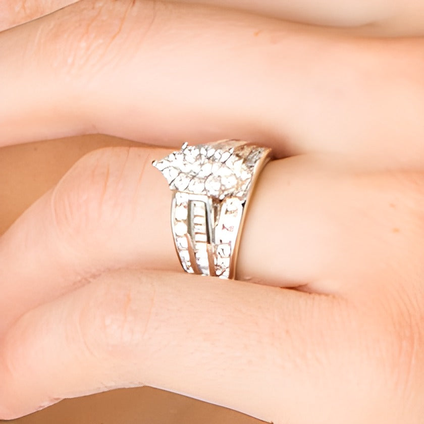 Verlobungsring mit Diamanten 1.5 ct. Gesamtgewicht in Marquise- und Rundschliff dreireihig in 10K Weißgold
