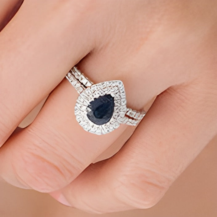 Braut-Set mit blauem Saphir im Tropfen und 1.0 ct. Gesamtgewicht Diamanten mit doppeltem Rahmen in 14K Weißgold