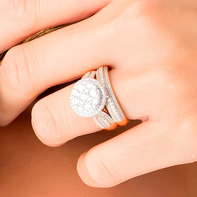 1.5 ct. Gesamtgewicht Komposit-Diamant Brautset mehrreihig mit Rahmen in 10K Roségold
