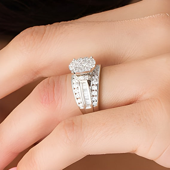 Verlobungsring 1.5 ct. Gesamtgewicht mit Komposit-Diamanten in oval und Baguette, mehrreihig, in 10K Weißgold