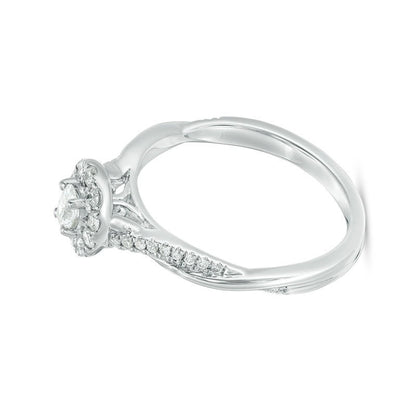 0,38 ct. Gesamtgewicht Verlobungsring mit ovalem Diamant im Halo und gedrehtem Ring in 10K Weißgold