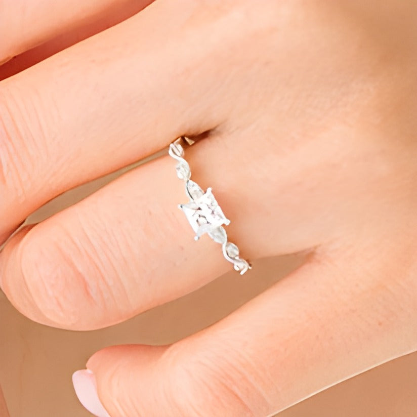 0,63 ct. Gesamtgewicht Solitär mit seitlichem Besatz Verlobungsring mit Diamanten im Princess- und Rundschliff in 14K Weißgold (I/SI2)