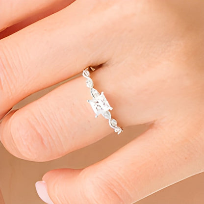 0,63 ct. Gesamtgewicht Solitär mit seitlichem Besatz Verlobungsring mit Diamanten im Princess- und Rundschliff in 14K Weißgold (I/SI2)