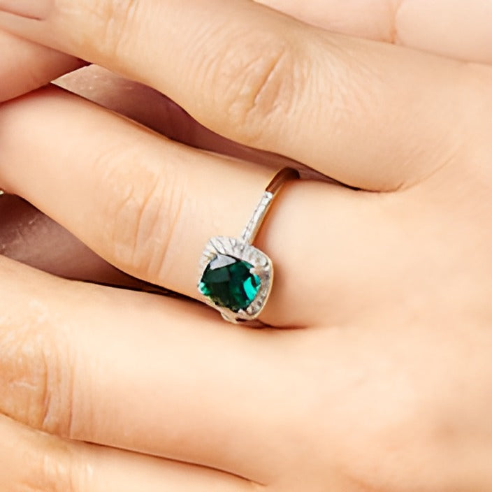 7,0 mm Ring mit Labor-Smaragd im Kissenschliff und 0,2 ct. Gesamtgewicht Diamanten im Halo aus 10K Weißgold