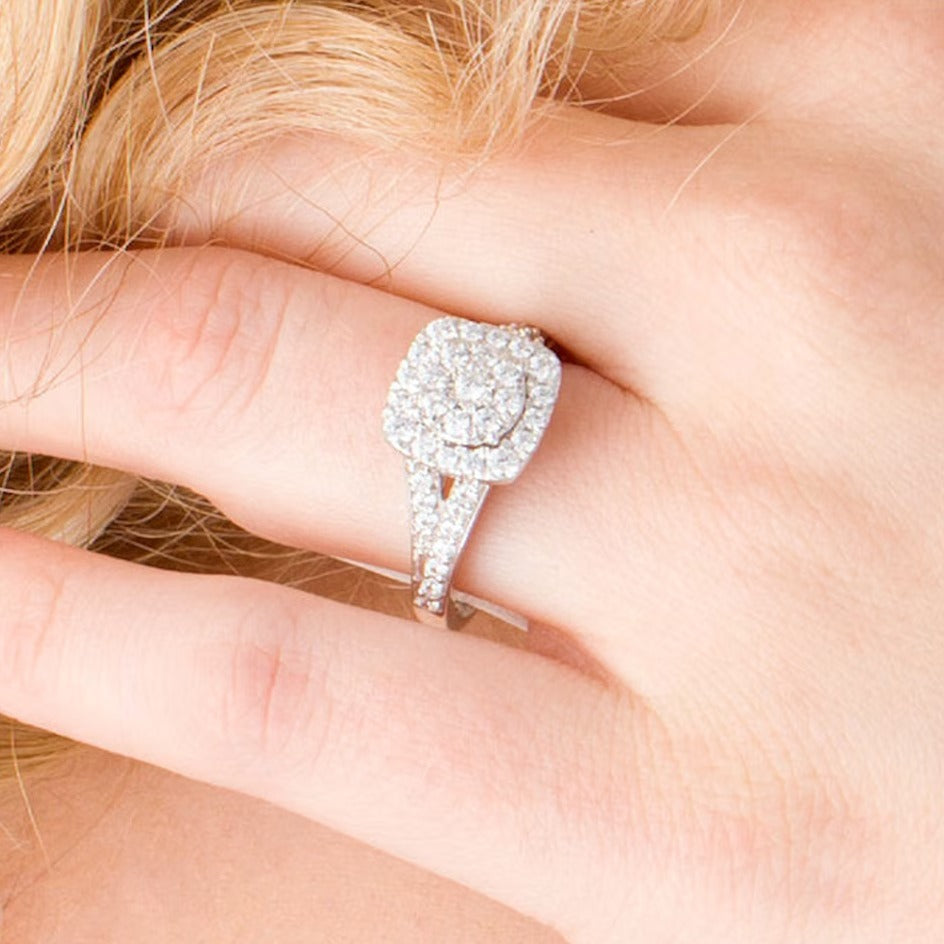 Verlobungsring mit Komposit-Diamanten 1.0 ct. Gesamtgewicht, doppelter Kissenschliff-Rahmen und geteilter Schiene, in 10K Weißgold