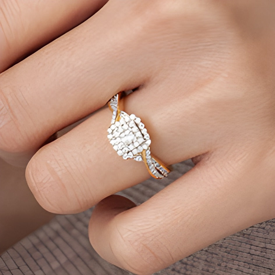 0.33 ct. Gesamtgewicht Verlobungsring mit Diamanten im Princess- und Rundschliff, Halo, in 10K Gelbgold