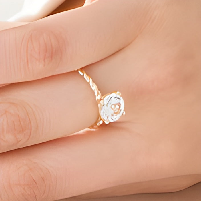 8,0 mm Solitär-Ring mit im Labor gezüchtetem weißem Saphir und Kordelschiene in 10K Gelbgold