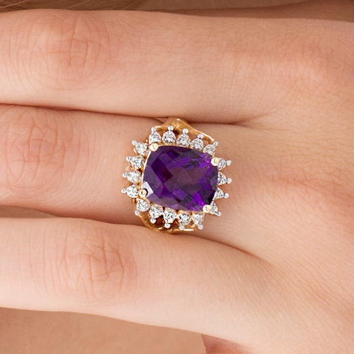 Cocktail-Ring mit Amethyst im Kissenschliff und Diamanten 0,1 ct. Gesamtgewicht in 10K Gelbgold