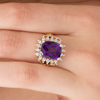 Cocktail-Ring mit Amethyst im Kissenschliff und Diamanten 0,1 ct. Gesamtgewicht in 10K Gelbgold