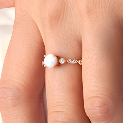 6,0mm Labor-Opal und 0,1 ct. Gesamtgewicht Diamant Ring im Vintage-Stil in 10K Roségold