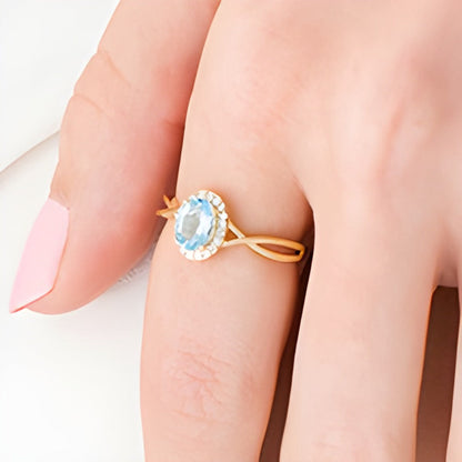 Fashion-Ring mit ovalem Swiss Blue Topaz und 0,07 ct. Gesamtgewicht Diamanten in 10K Gelbgold