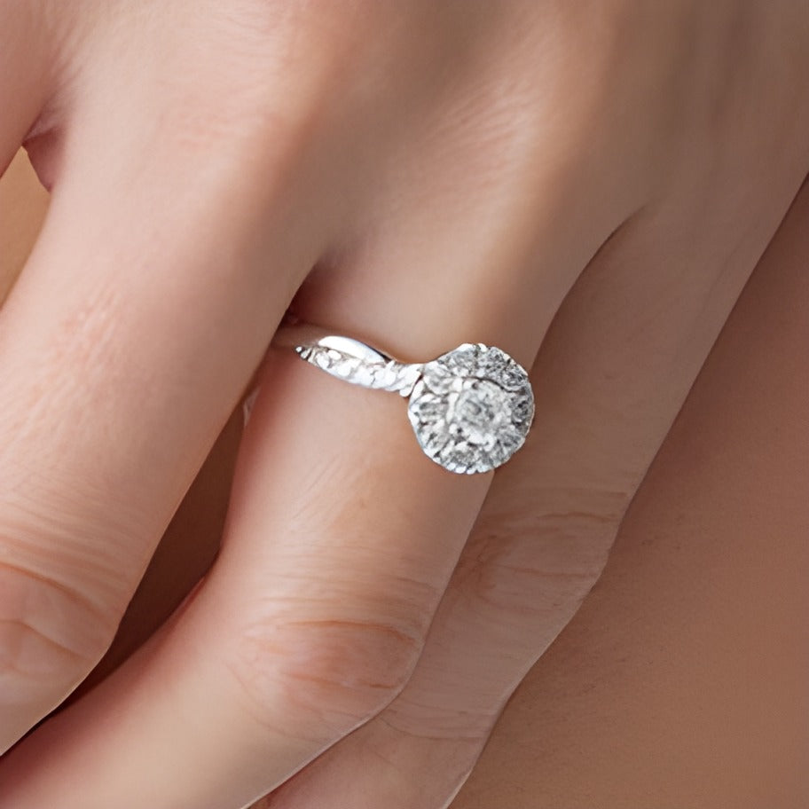 0.88 ct. Gesamtgewicht Diamant Halo Verlobungsring mit gedrehter Ringschiene in 10K Weißgold