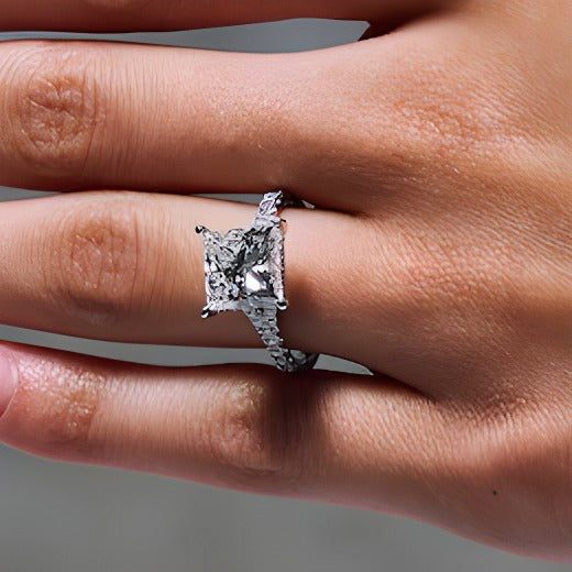 4.5 CT. Gesamtgewicht Verlobungsring im Princess-Schliff mit Labordiamanten, Solitär mit seitlichem Besatz, in 14K Weißgold (F/SI2)