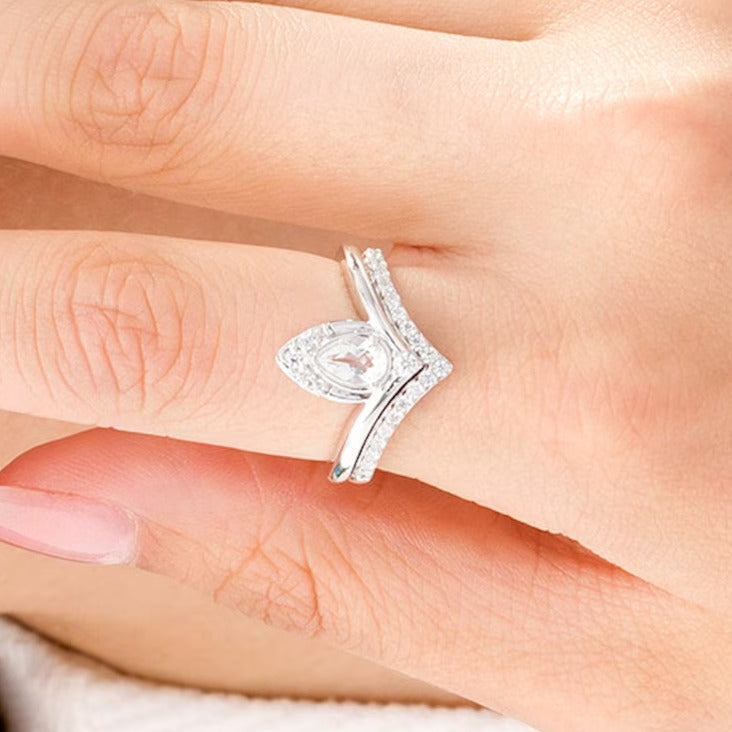 Braut-Set mit tropfenförmigem synthetischem weißem Saphir und 0,33 ct. Gesamtgewicht Diamanten in 10K Weißgold